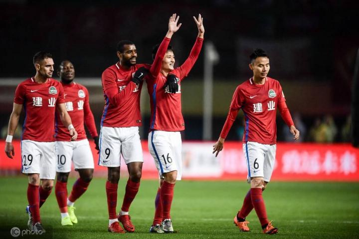 河南建业在关键时刻挺身而出，斩获胜利